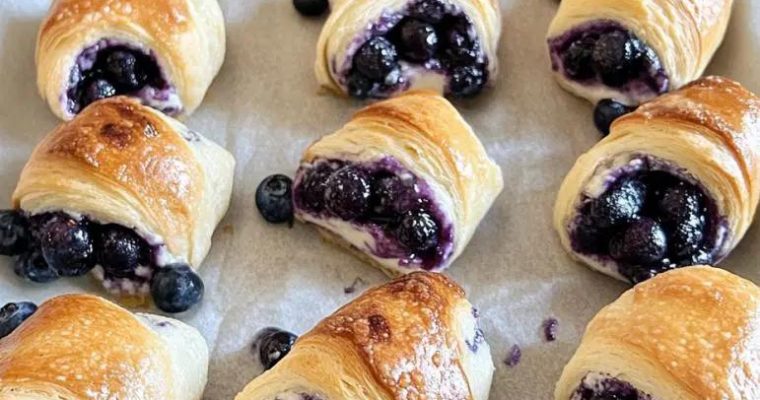 5 Ingredient Blueberry Cheesecake Rolls