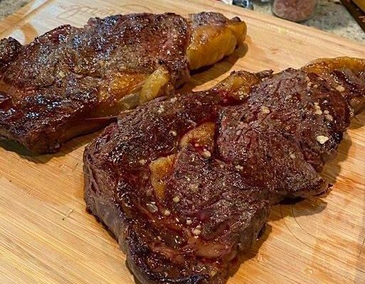 SEARED RIBEYE STEAK WITH RED WINE PAN GRAVY