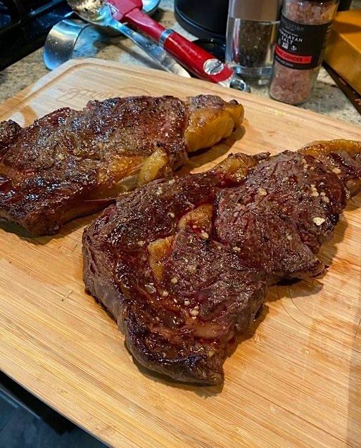 SEARED RIBEYE STEAK WITH RED WINE PAN GRAVY