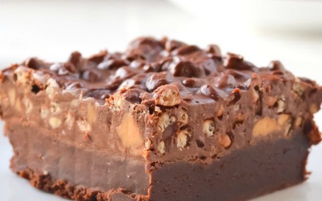 PEANUT BUTTER CUP CRUNCH BROWNIES