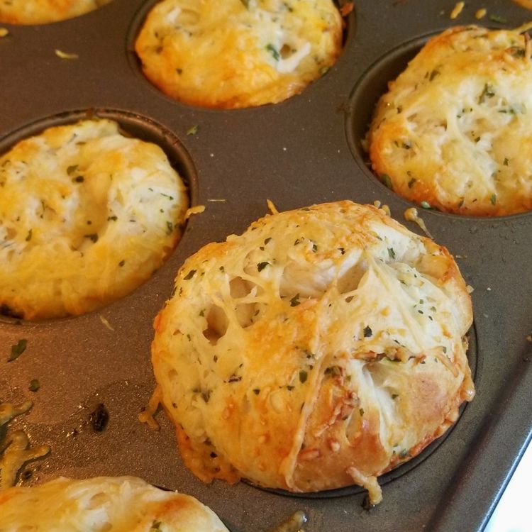 CHEESY GARLIC BOMBS