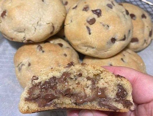 BEST CHOCOLATE CHIP COOKIES