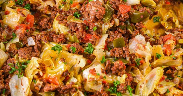 CHEESY GROUND BEEF & CABBAGE SKILLET