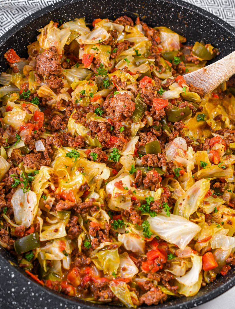 CHEESY GROUND BEEF & CABBAGE SKILLET