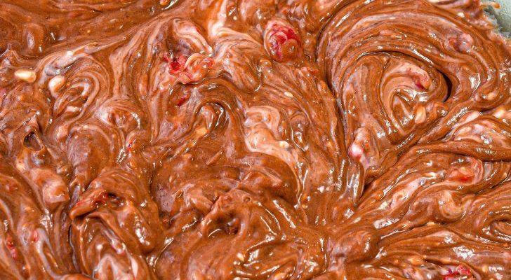CHERRY CHEESECAKE BROWNIES WITH FRESH CHERRIES