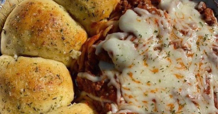 Spaghetti & Stuffed Mozzarella Garlic Bread