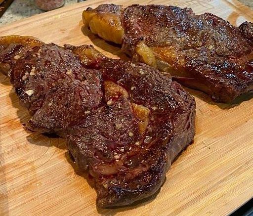 SEARED RIBEYE STEAK WITH RED WINE PAN GRAVY