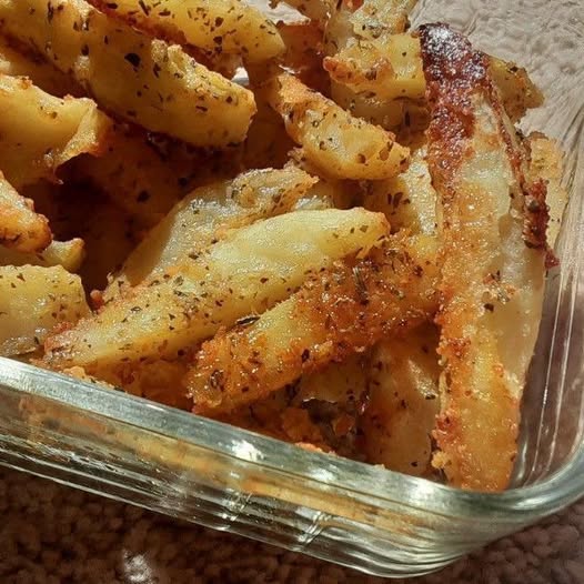 BAKED GARLIC PARMESAN POTATO WEDGES