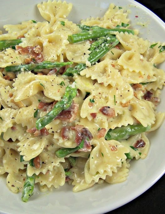 CREAMY PASTA WITH ASPARAGUS AND BACON