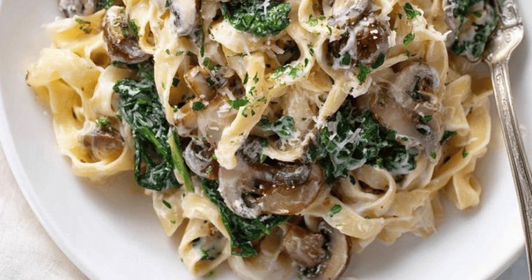 Slow Cooker Spinach and Mushroom Pasta Alfredo