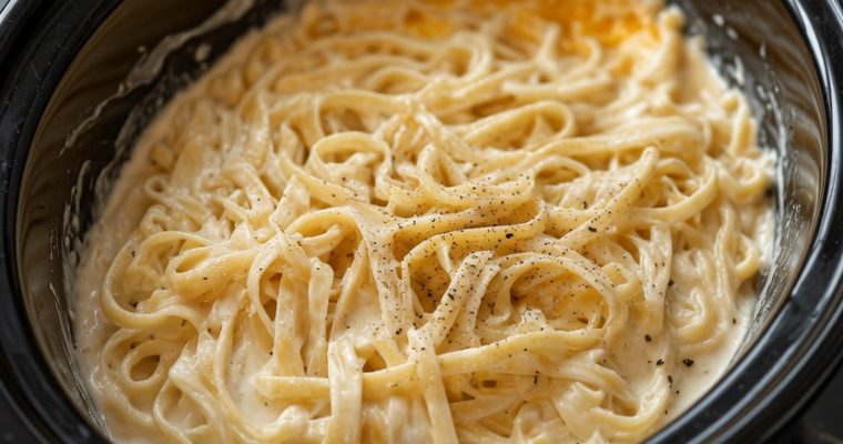 Slow Cooker Creamy Alfredo Pasta