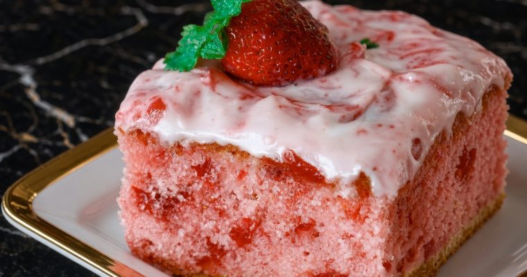 Sweet Double Strawberry Cake