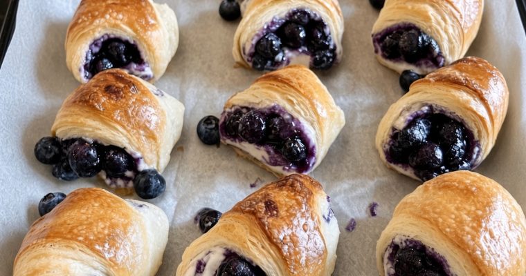 5 Ingredient Blueberry Cheesecake Rolls