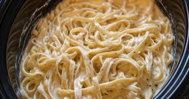 Slow Cooker Garlic Parmesan Alfredo Pasta